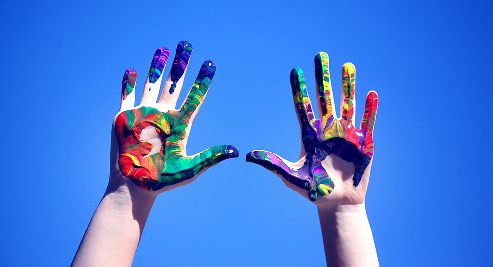 Bild: Symbolbild des Landkreises Böblingen "Hände mit Farbe" Bild: Symbolbild des Landkreises Böblingen "Hände mit Farbe"